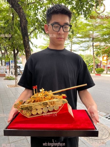 Mô hình xe tăng mạ vàng 24K ngang 41 sâu 23 cao 27cm