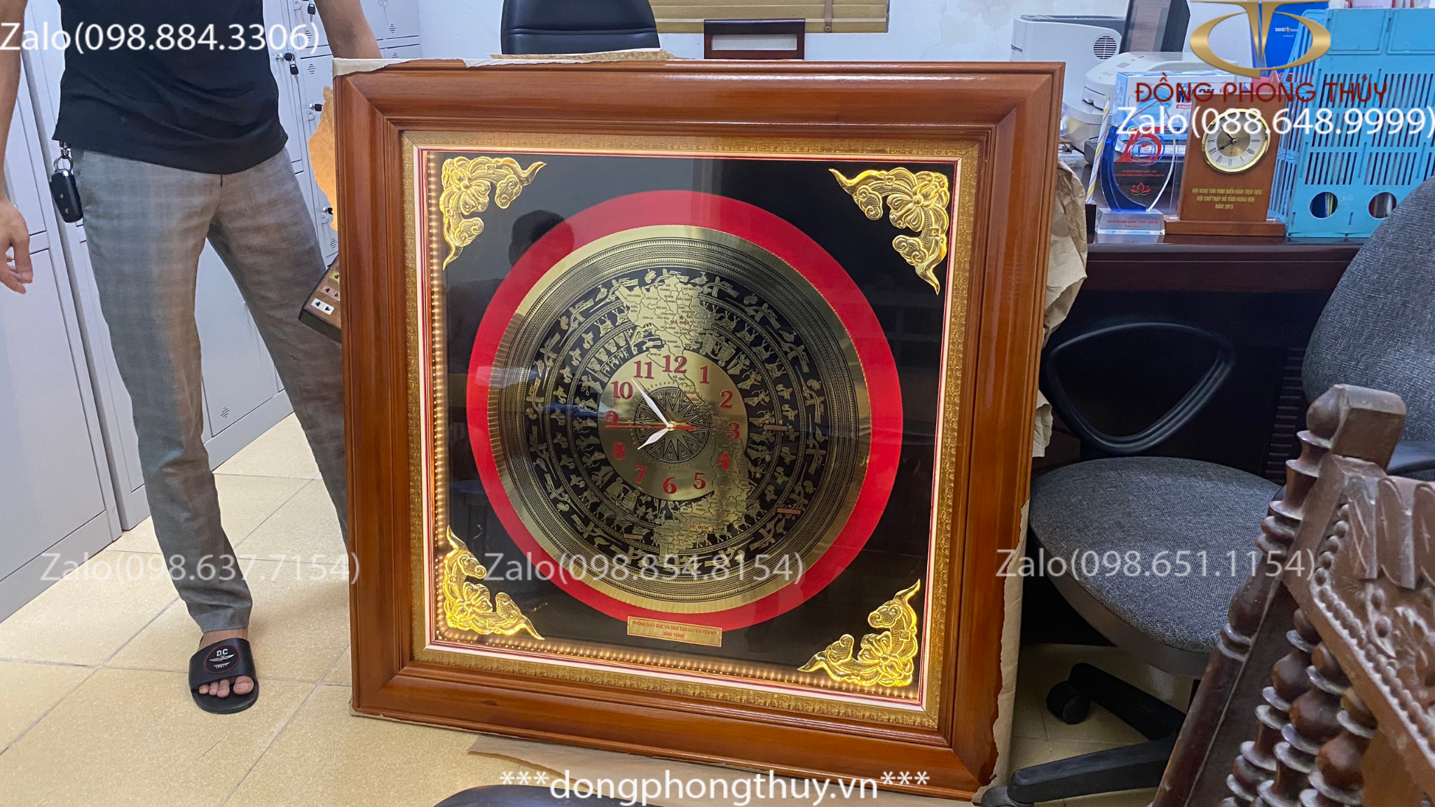 Đồng hồ mặt trống đồng bản đồ Việt Nam khung gỗ tần bì gắn đèn led mặt kính 102*102cm