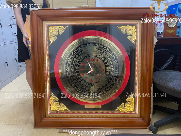 Đồng hồ mặt trống đồng Đông Sơn bản đồ Việt Nam khung gỗ tần bì gắn đèn led mặt kính 102*102cm
