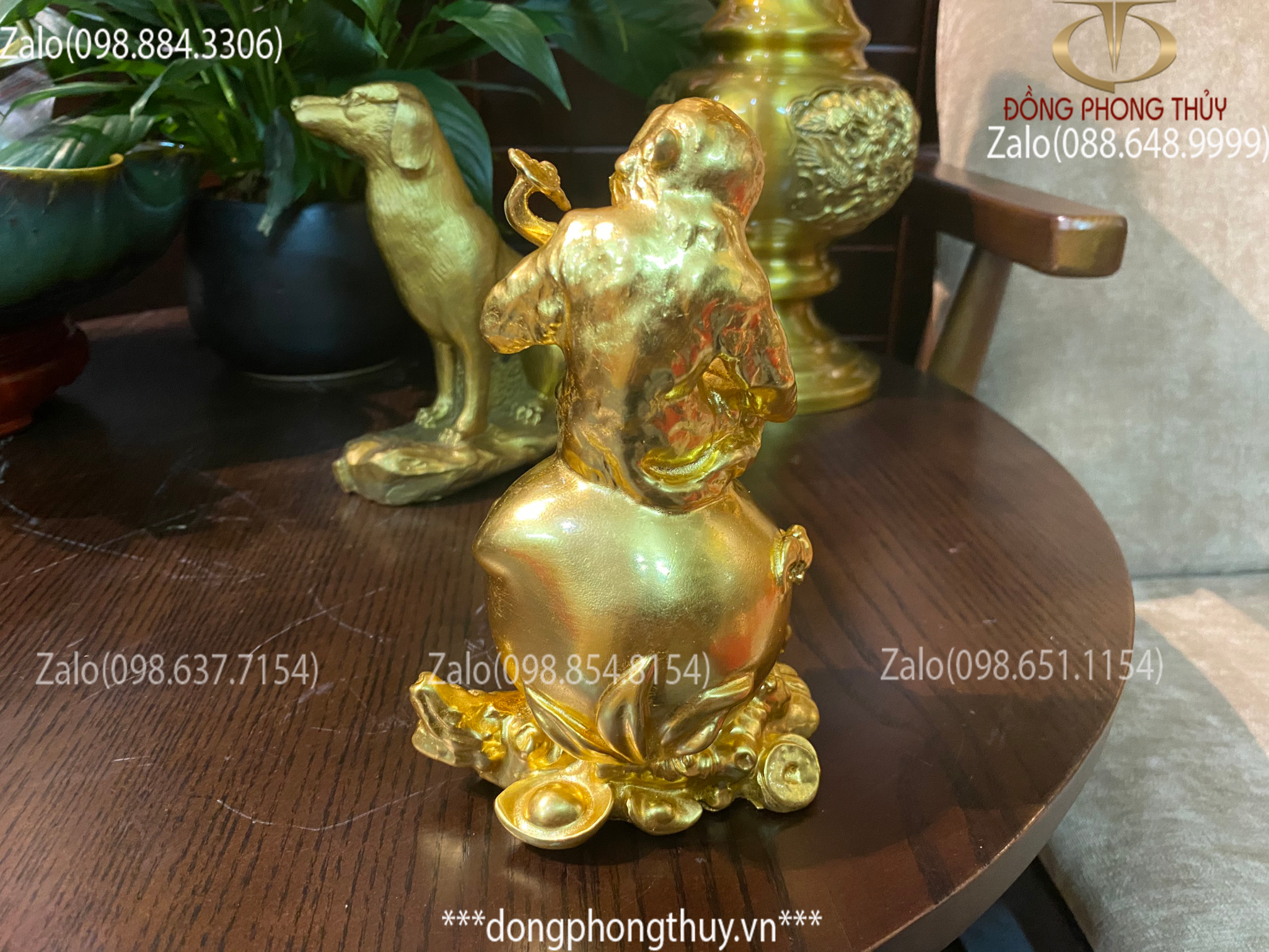 Tượng khỉ ngồi đào ôm gậy như ý bằng đồng cao 16cm nặng 800gram