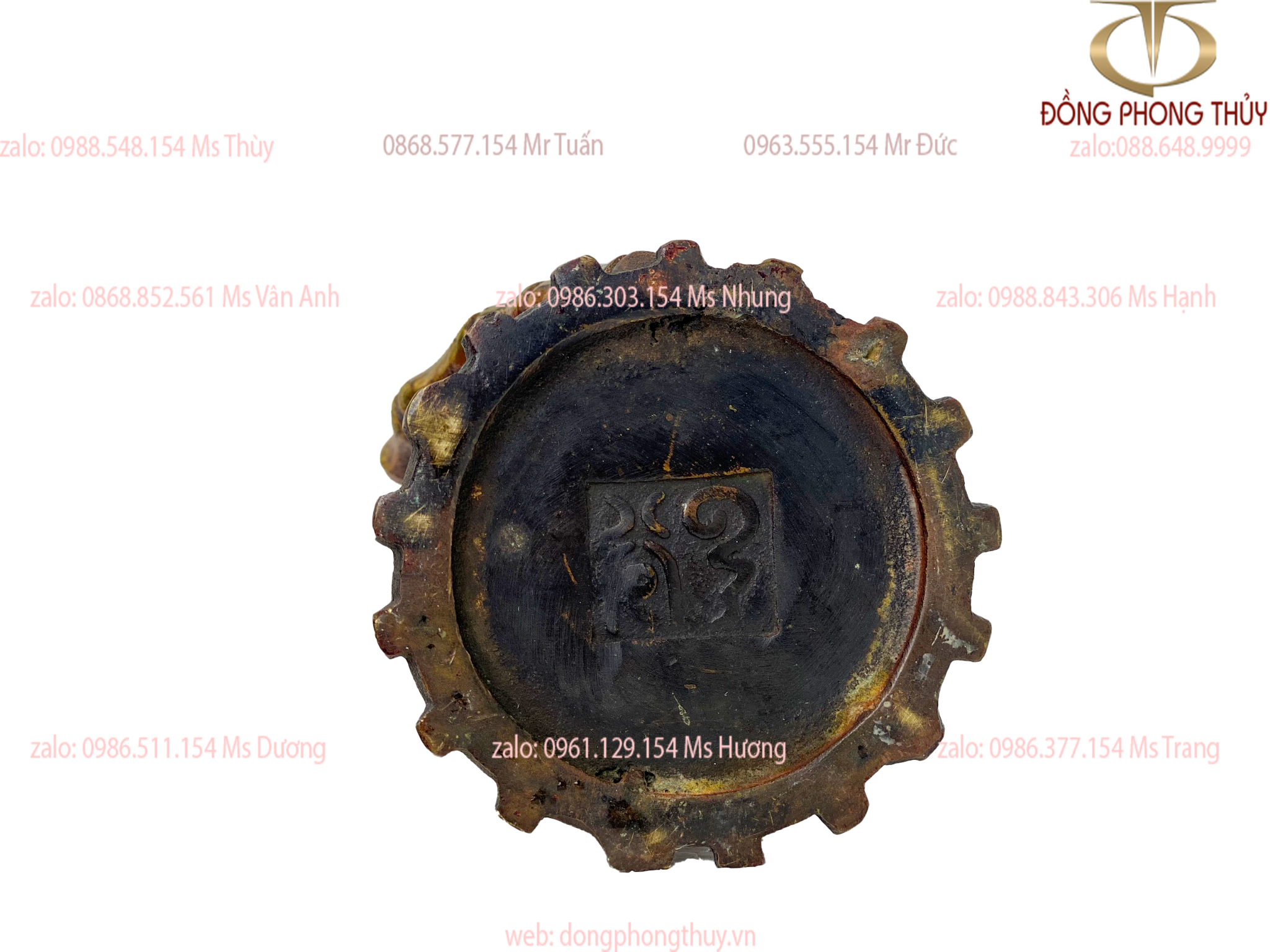 Chiếc ống cứu bút bằng đồng thiết kế cây cao 18 rộng 6cm nặng 0,7kg