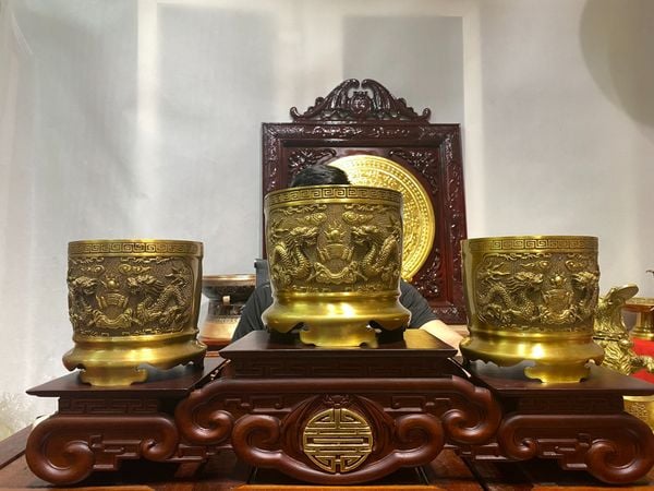 Ba bát hương trên bàn thờ bằng đồng