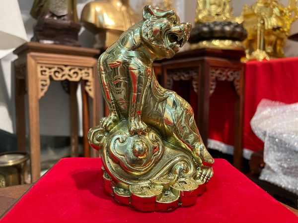 Tượng hổ phong thủy bằng đồng Cao 14, ngang 12,5, sâu 9,5 nặng 1,3kg