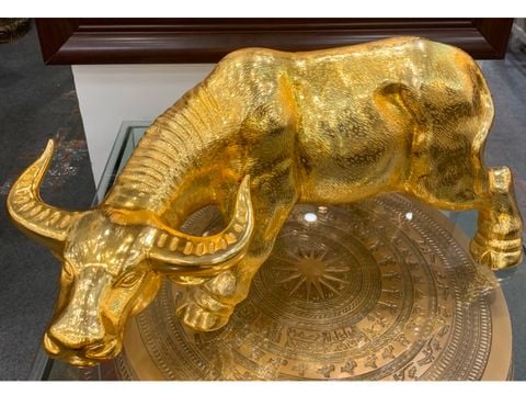 Quà tặng sếp theo tuổi: Trâu vàng 24k cao 25 dài 52cm 16kg