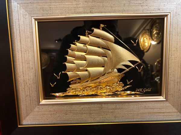 Quà tặng sếp vip: thuyền buồm mạ vàng 24k