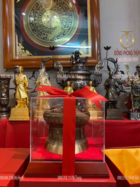 quả trống đồng đông sơn bằng đồng đường kính 20cm cao 15cm bao gồm kính mica hộp đỏ