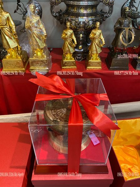 quả trống đồng đông sơn bằng đồng đường kính 20cm cao 15cm bao gồm kính mica hộp đỏ