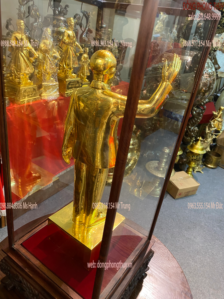 Tượng bác hồ đứng vẫy tay chào bằng đồng dát vàng 24k cao 50cm ngang 14,5cm sâu 15cm nặng 6,5kg