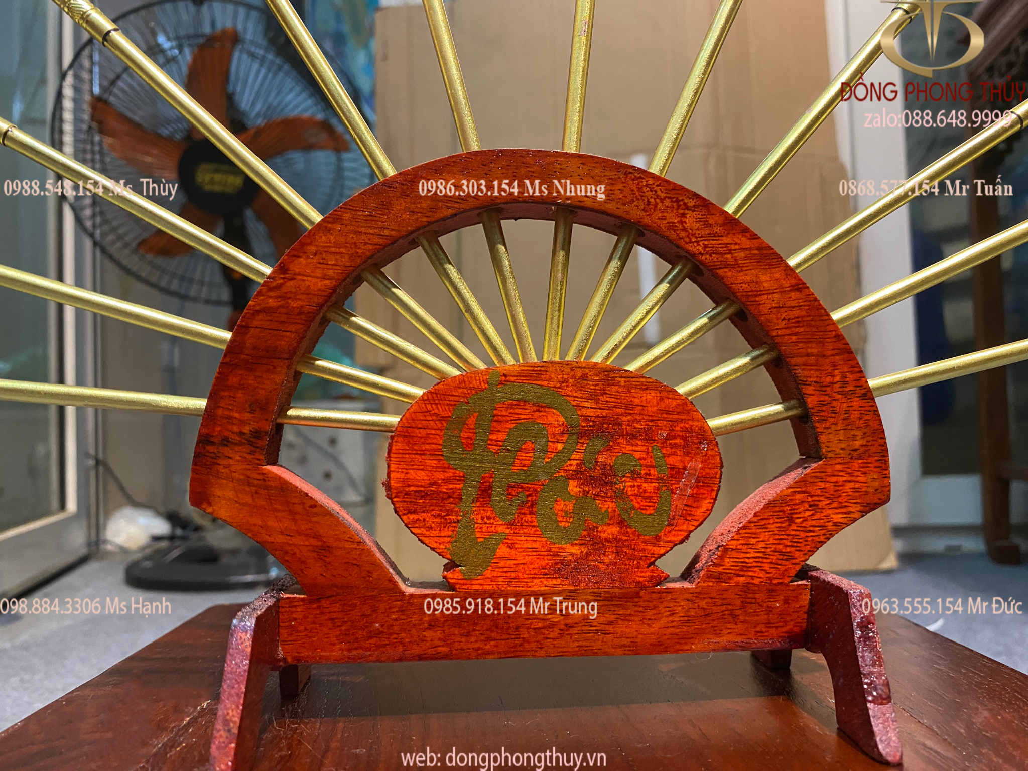 GIÁ ĐŨA THỜ BẰNG ĐỒNG CHẠM TRỔ NHIỀU HỌA TIẾT TINH XẢO