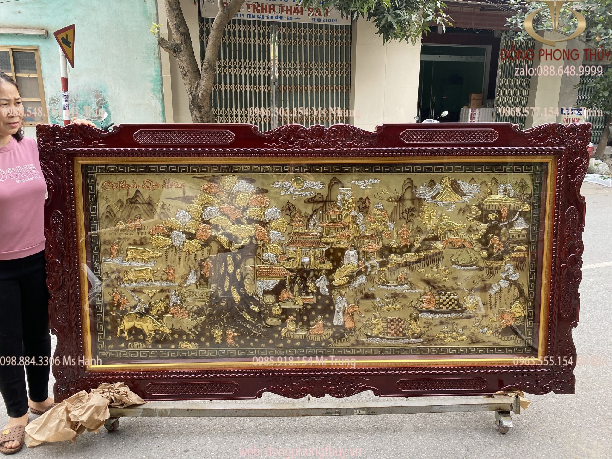 TRANH ĐỒNG QUÊ - CỘI NGUỒN QUÊ HƯƠNG - CẢNH ĐỒNG QUÊ THANH BÌNH BẰNG ĐỒNG LÀM XƯỚC GIẢ CỔ DÁT VÀNG BẠC 1M2*2M3 BỌC KÍNH GẮN ĐÈN LED