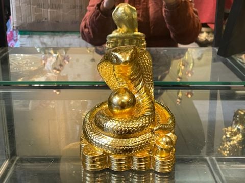 Tượng rắn mạ vàng bằng đồng dát vàng 24k cuộn ngọc Cao 13 ngang 10 sâu 9 nặng 700gram