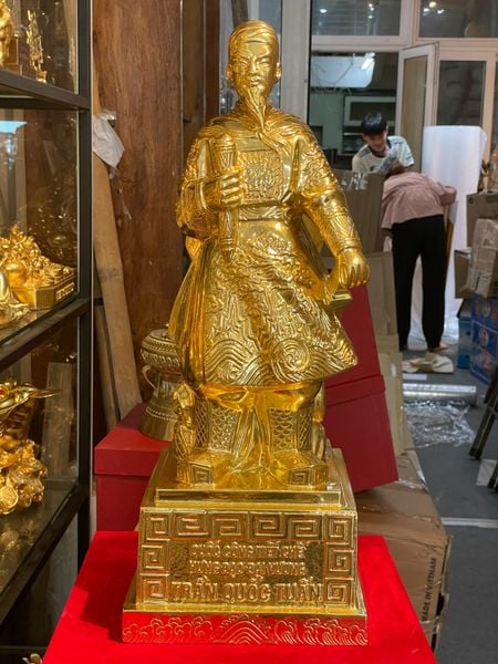 Tượng Trần Hưng Đạo bằng đồng đỏ dát vàng 24k 50cm