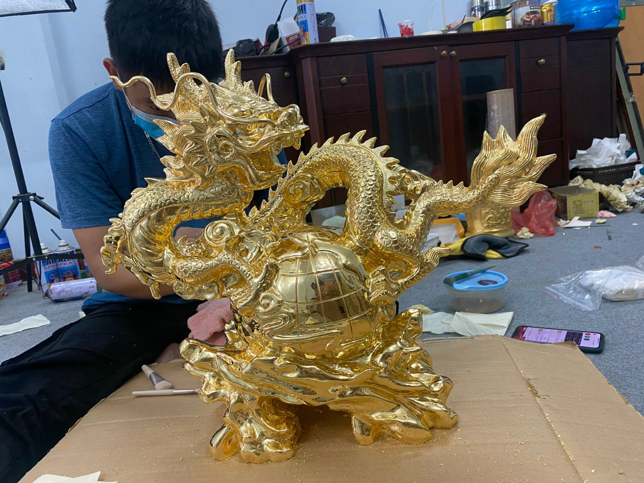 tượng rồng ôm địa cầu bằng đồng đỏ dát vàng 24k