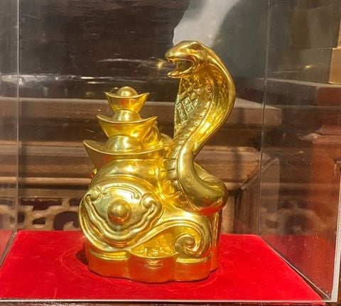 Quà tặng sếp: tượng rắn mạ vàng phong thủy ôm tiền bằng đồng dát vàng 24k
