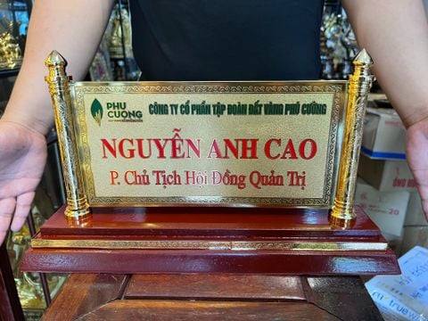 Quà tặng sếp: Biển chức danh - bảng tên công ty