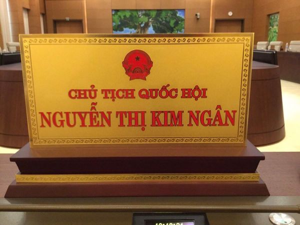 Biển chức danh để bàn mạ vàng 24k