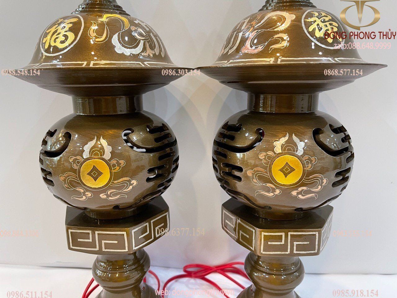 Đôi đèn thờ cúng bằng đồng đỏ khảm tam khí
