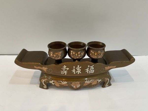 Bộ ngai chén thờ cúng bằng đồng đỏ khảm tam khí cao 9,5 ngang 36cm nặng 3,7kg