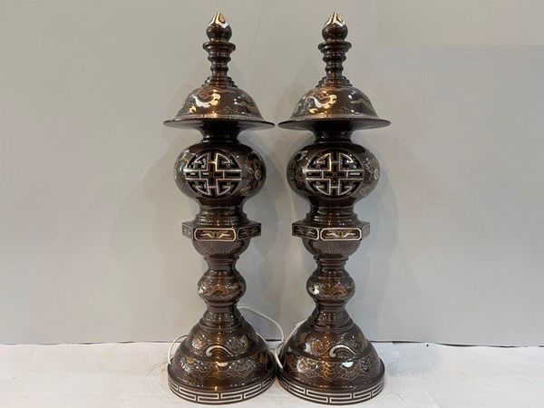 Đôi đèn thờ cúng bằng đồng đỏ khảm ngũ sắc