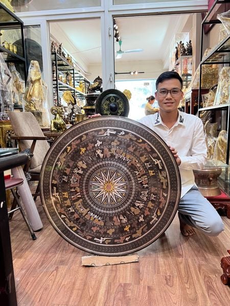 Mặt trống đồng đỏ khảm ngũ sắc