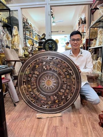 Mặt trống đồng đỏ khảm ngũ sắc