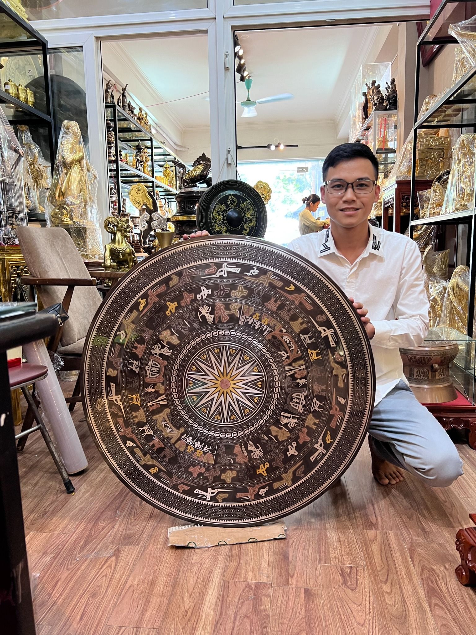Mặt trống đồng đỏ khảm ngũ sắc