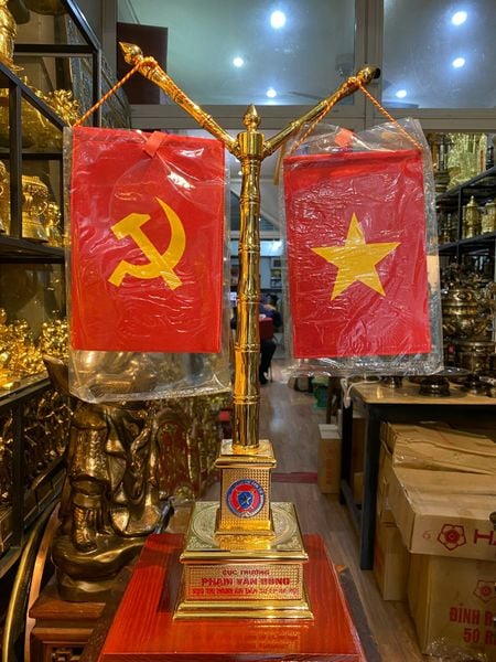 Cột cờ logo THI HÀNH ÁN DÂN SỰ để bàn bằng đồng mạ vàng 24k