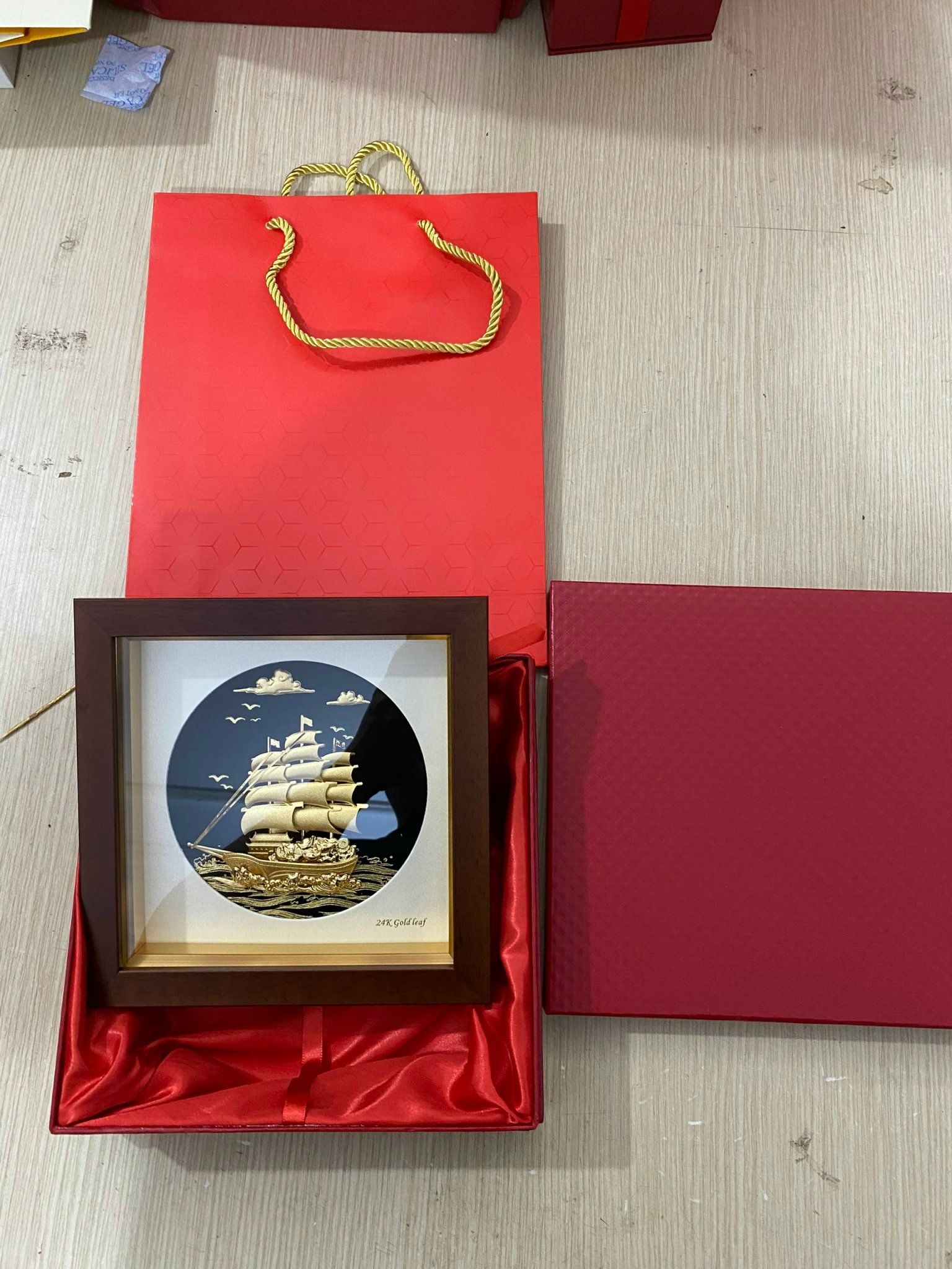 Tranh thuyền buồm mạ vàng