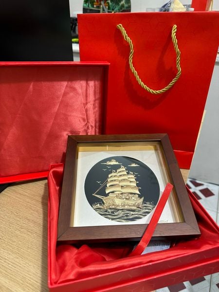 Tranh thuyền buồm mạ vàng