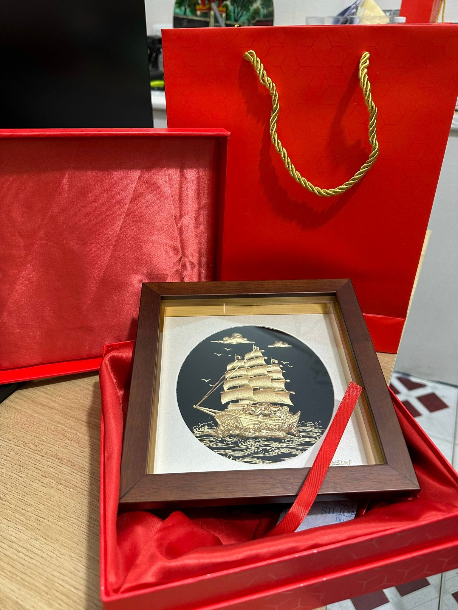 Tranh thuyền buồm mạ vàng