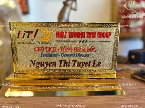 Biển tên để bàn bằng đồng đúc nguyên khối nặng 7kg mạ vàng 24k