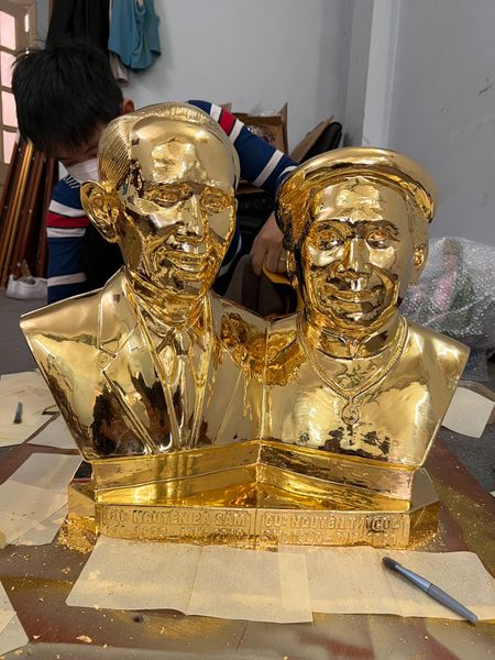 Tượng đôi chân dung truyền thần bằng đồng đỏ dát vàng 24k 48cm