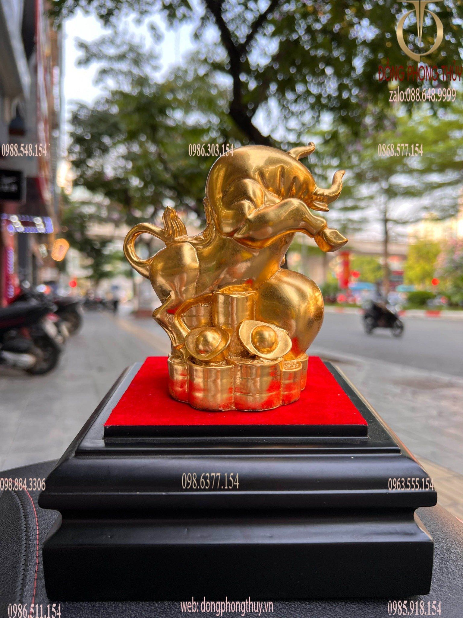 Tượng trâu vàng hý gậy như ý thếp vàng 24k