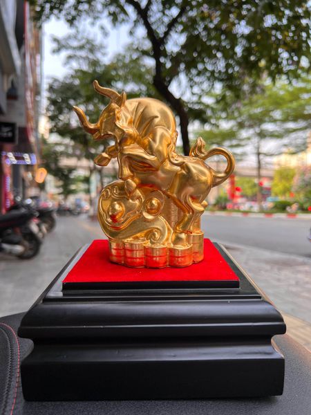 Tượng trâu vàng hý gậy như ý thếp vàng 24k