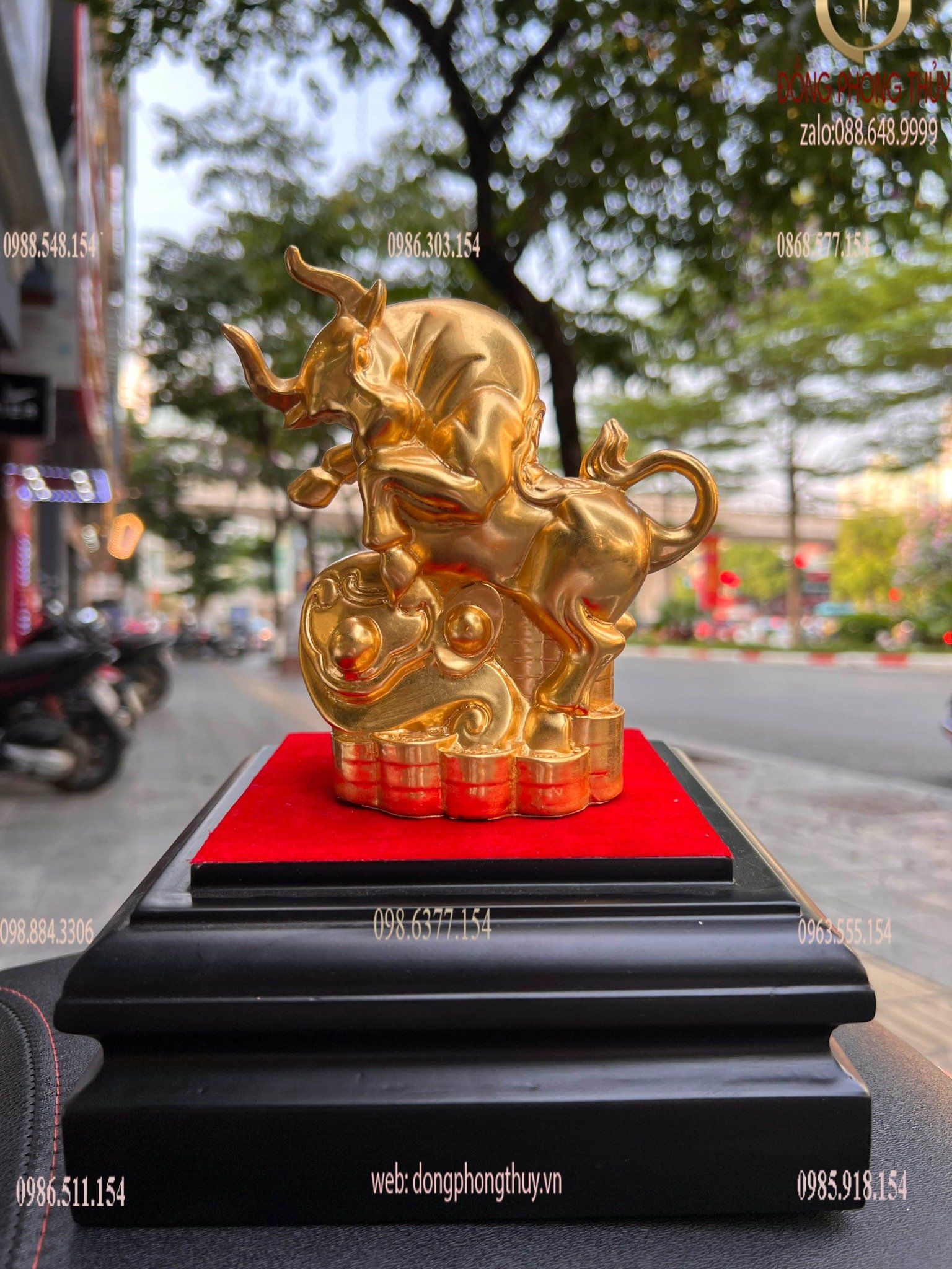 Tượng trâu vàng hý gậy như ý thếp vàng 24k