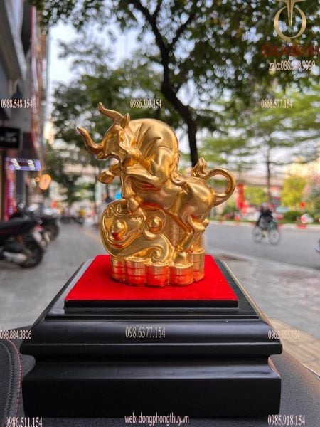 Tượng trâu vàng hý gậy như ý thếp vàng 24k