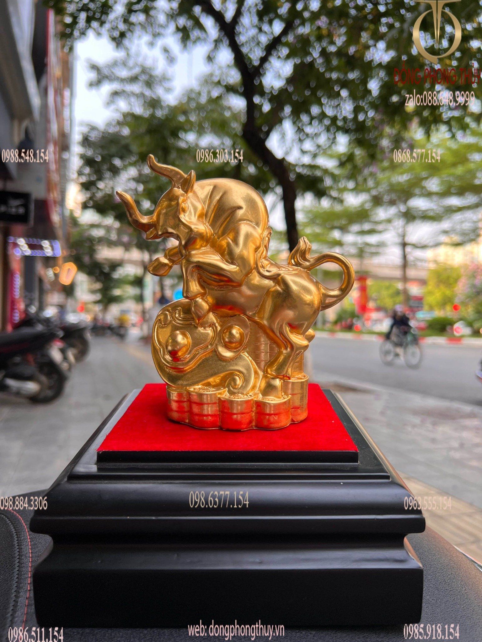 Tượng trâu vàng hý gậy như ý thếp vàng 24k