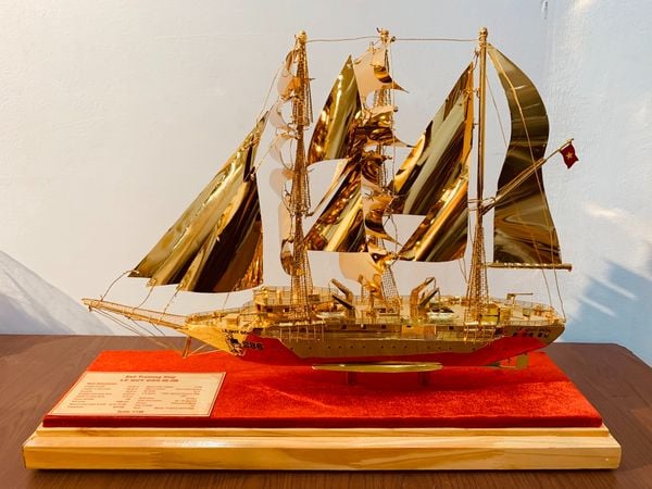 Mô hình thuyền buồm Lê Quý Đôn mạ vàng 24K ngang 54 cao 42 sâu 16cm