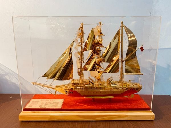 Mô hình thuyền buồm Lê Quý Đôn mạ vàng 24K ngang 54 cao 42 sâu 16cm