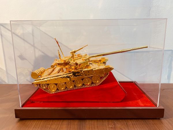 Mô hình xe tăng mạ vàng 24K ngang 41 sâu 23 cao 27cm