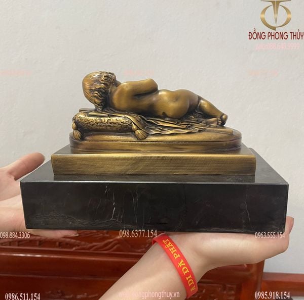 Tượng Chúa Hài Đồng nằm ngủ khỏa thân