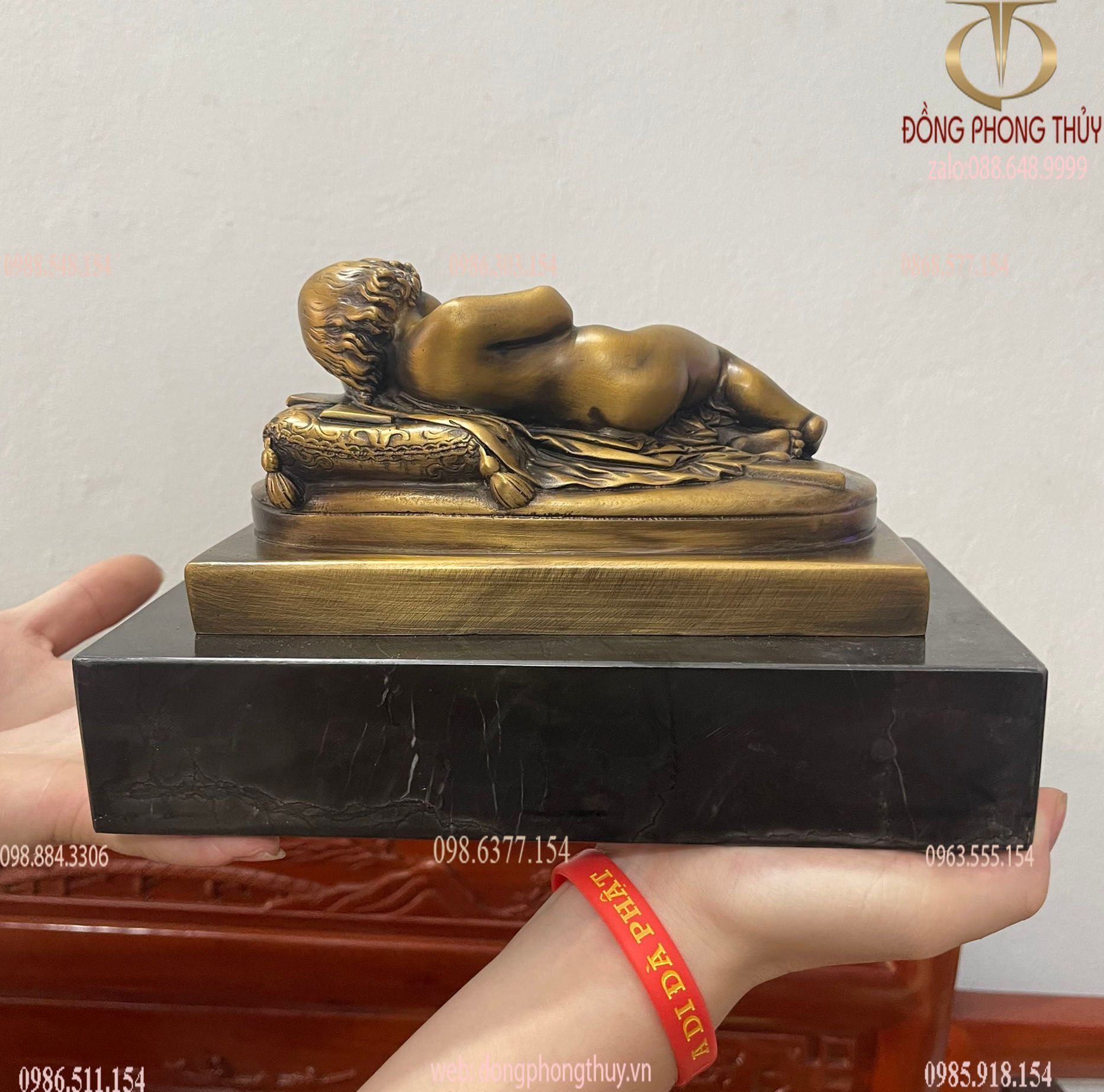 Tượng Chúa Hài Đồng nằm ngủ khỏa thân đế đá cao 15 ngang 24 sâu 13 nặng 5,6kg