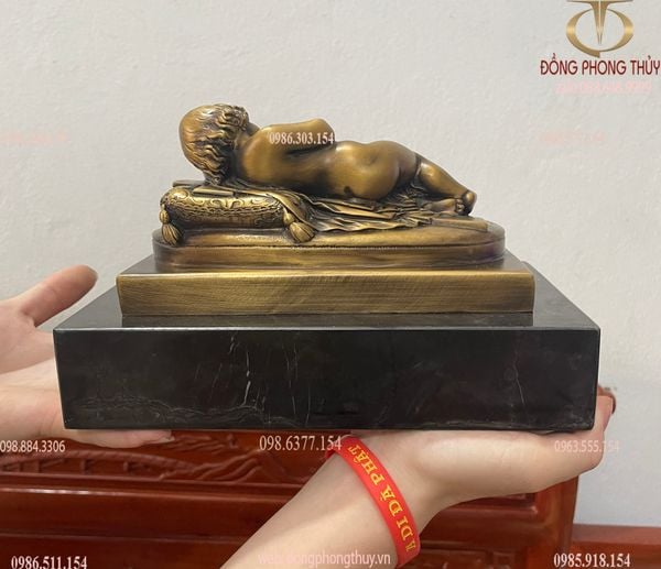 Tượng Chúa Hài Đồng nằm ngủ khỏa thân