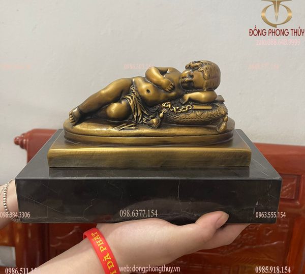 Tượng Chúa Hài Đồng nằm ngủ khỏa thân