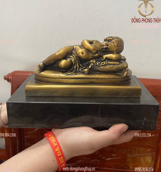 Tượng Chúa Hài Đồng nằm ngủ khỏa thân
