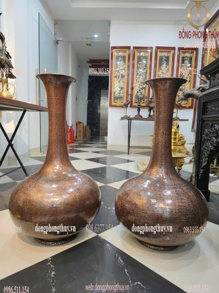 Đôi lọ hoa bằng đồng đỏ gò thủ công cao 81cm