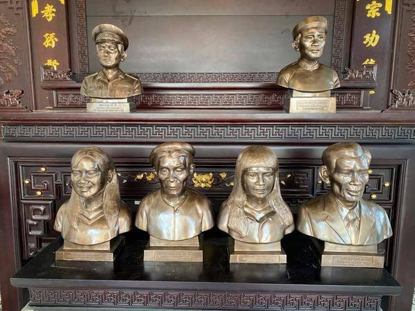 Tượng truyền thần bằng đồng đỏ