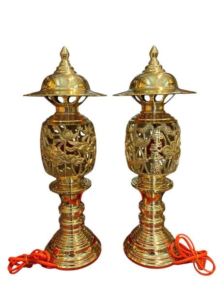 Đôi đèn thờ cao 43cm bằng đồng vàng bóng