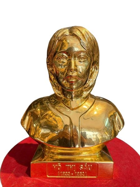 Tượng Võ Thị Sáu bằng đồng đỏ dát vàng 24k Cao 30 ngang 24 sâu 11 nặng 9,5kg