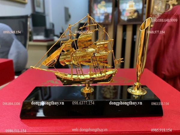 Thuyền buồm mạ vàng 24k ngang 15 cao 11 sâu 4,5cm